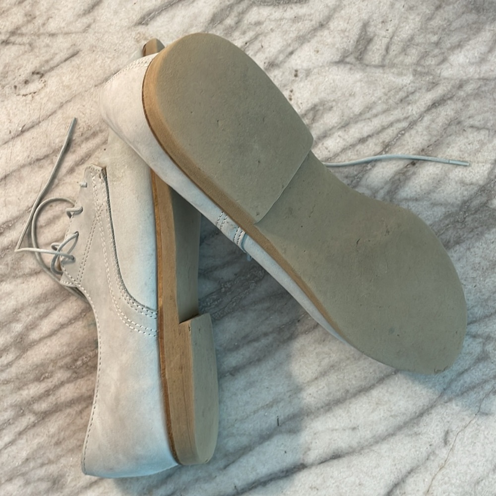 Nubuck suede oxford saddle style shoes size 7.5
Light creamy gray flats - Picture 3 of 7
